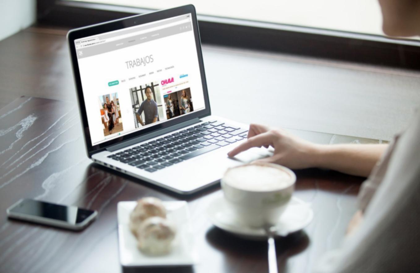 Sesión grupal online con participantes colaborando en proyecto práctico